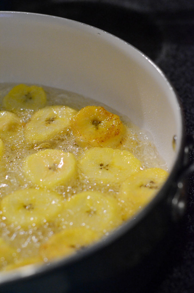 platanos maduros in frying pan with oil
