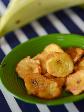 platanos fritos on green plate