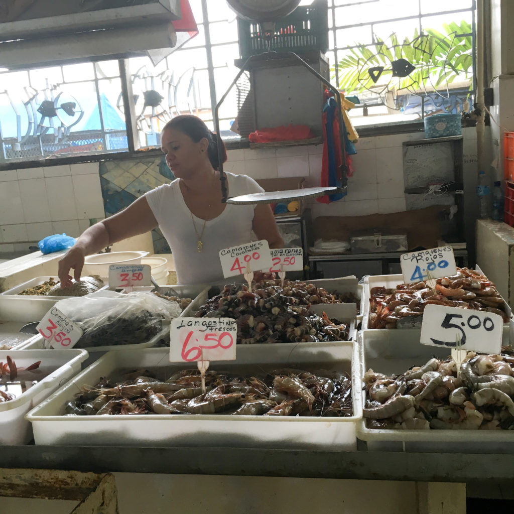 Planning travel and looking for things to do in Panama City, Panama in Central America? A trip is not complete with a visit to the Panama City Fish Market (Mercado de Mariscos) for an authentic experience. Shopping for your own fresh seafood and having the food cooked in the upstairs restaurant is a unique experience of Panamanian food and culture. This restaurant offers a wonderful experience while traveling with kids. #travel #panamacity #panama #travelwithkids
