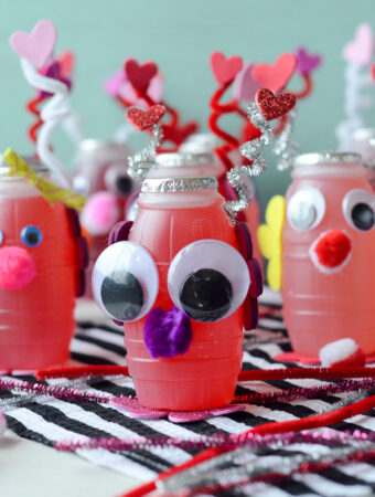 Love Bug Juice Boxes for Valentine's Day - #ValentinesDayCrafts #ValentinesIdeasforKids #ValentinesDayParty #juicebox - The Gifted Gabber #preschoolValentinesparties #kidsValentinesparties