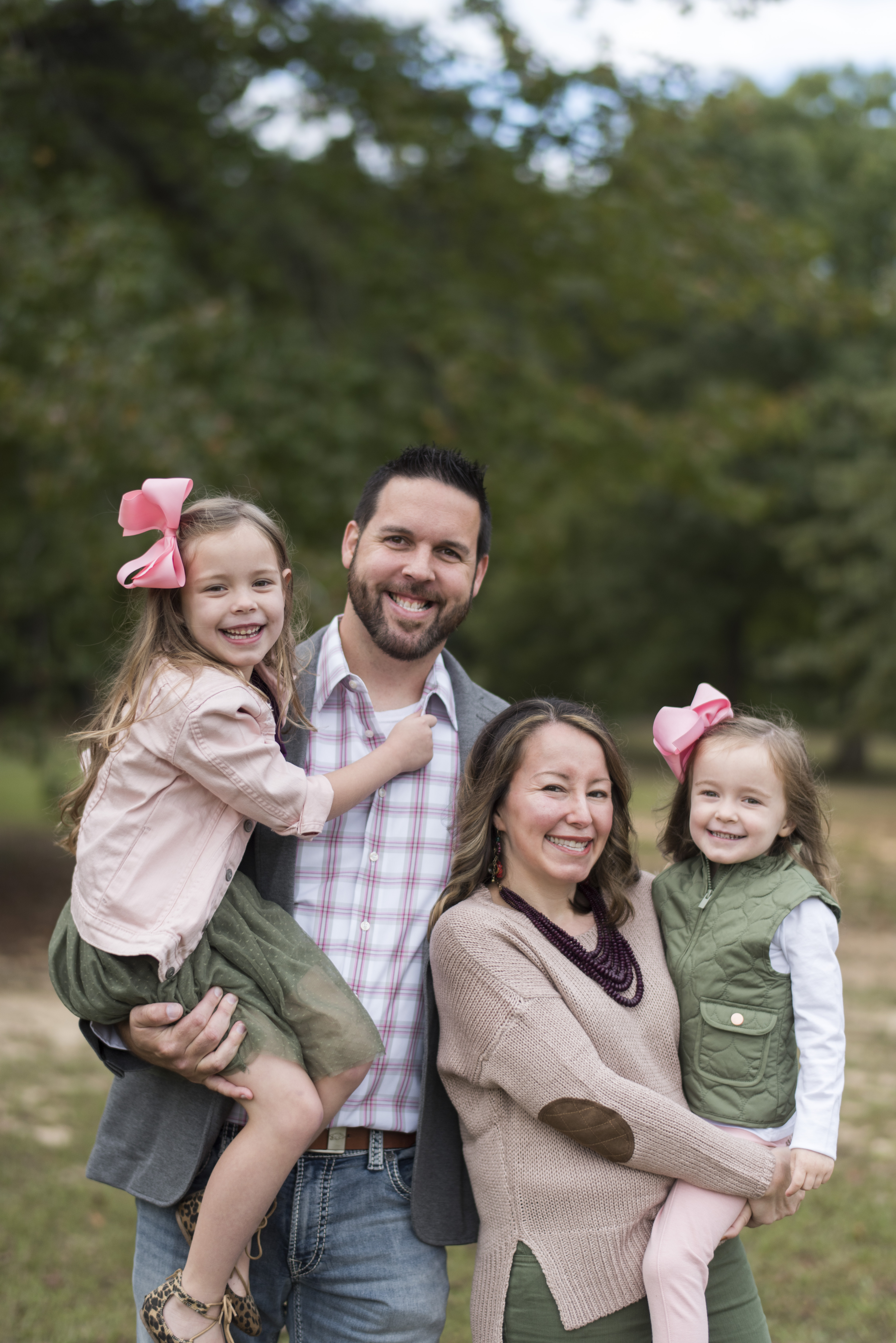 Fall Family Pictures - Outfit Ideas - Olive and Pink - The Gifted Gabber - #familypictures #outfits for family portraits #familyphotos