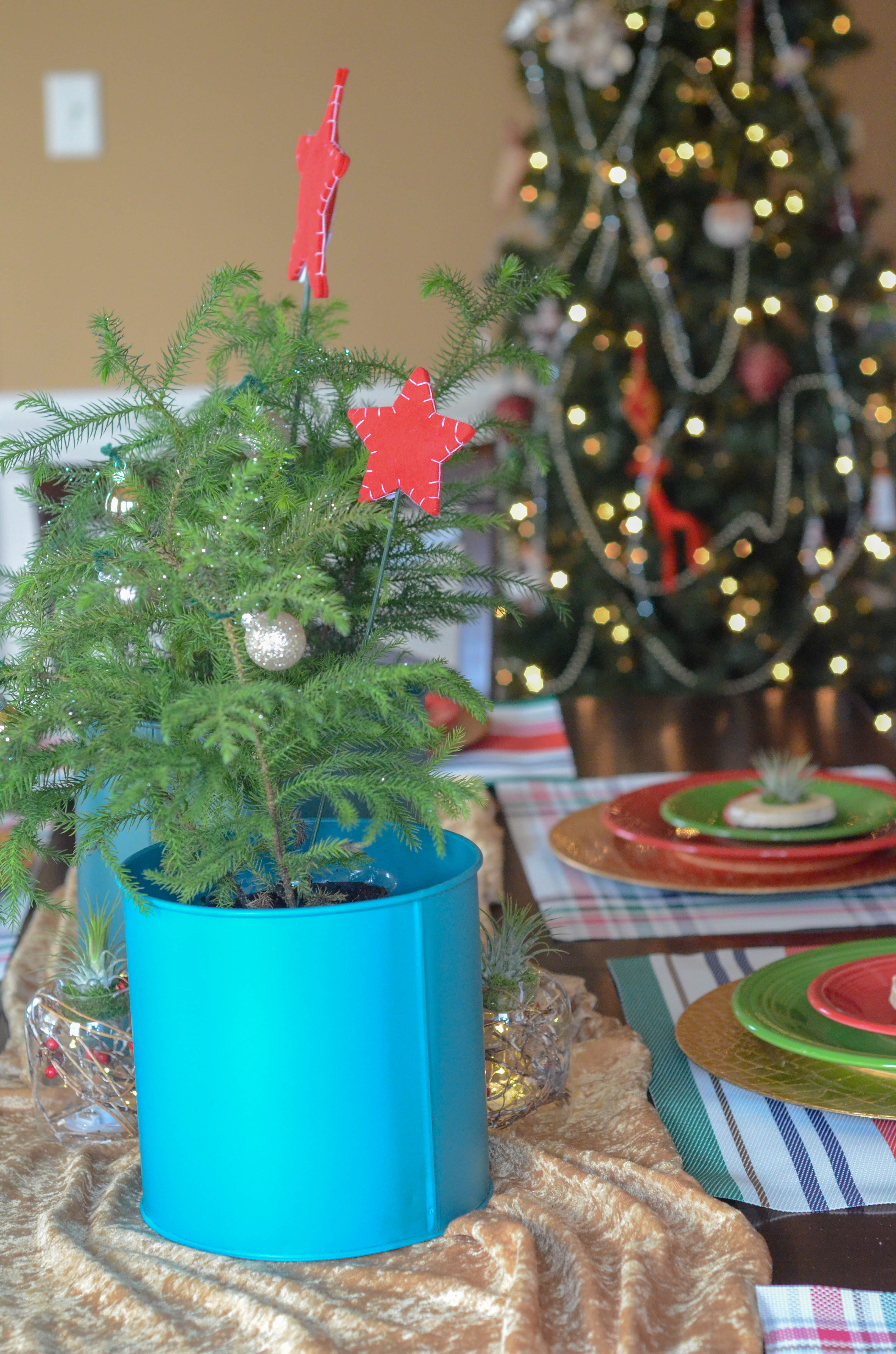 Decorating a Colorful Christmas Table with Plants - The Gifted Gabber #christmastable #christmas #christmasdecor