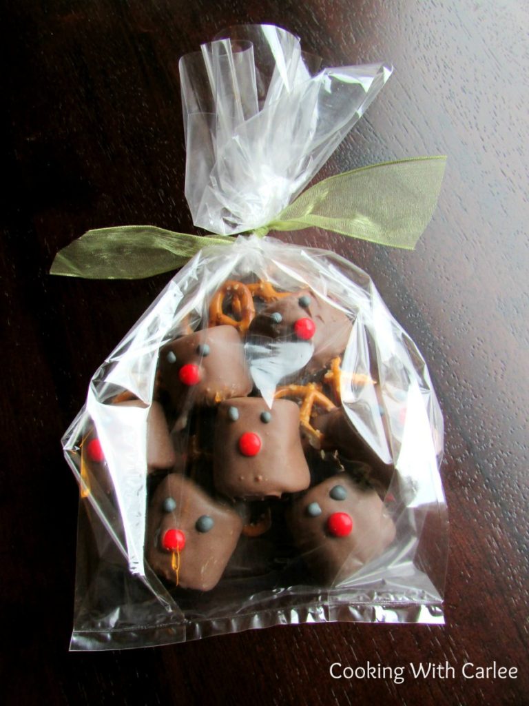 reindeer marshmallows in gift bag