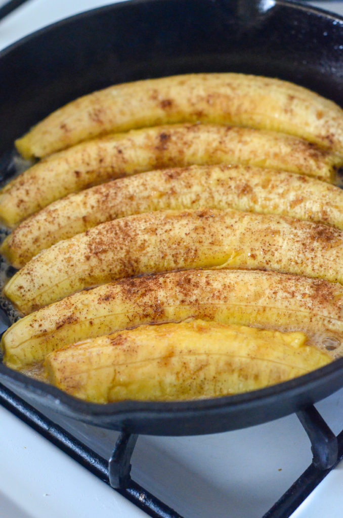 plátanos en tentación cooking in black cast iron pan