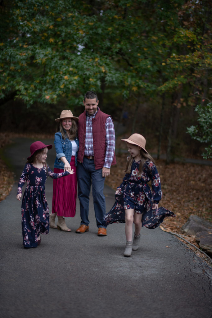 höstfamiljfotografering med familjen i koordinerande marinblå och burgundy outfits