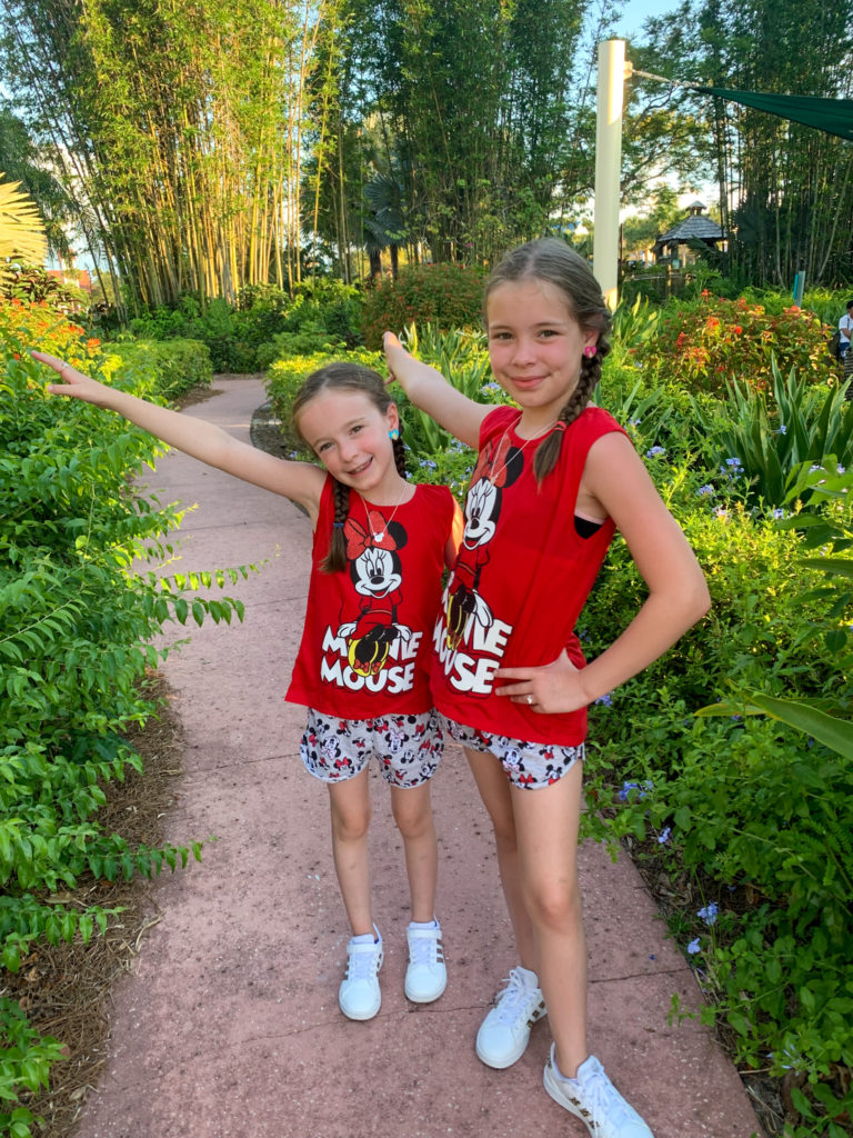 little girls showing what to wear to Disney World while wearing Minnie Mouse outfits