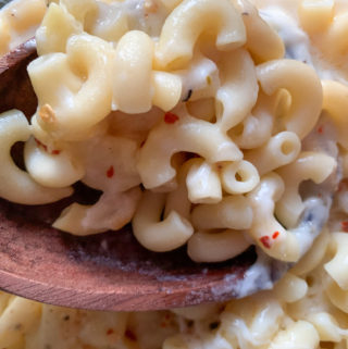wooden spoon full of pepper jack macaroni and cheese
