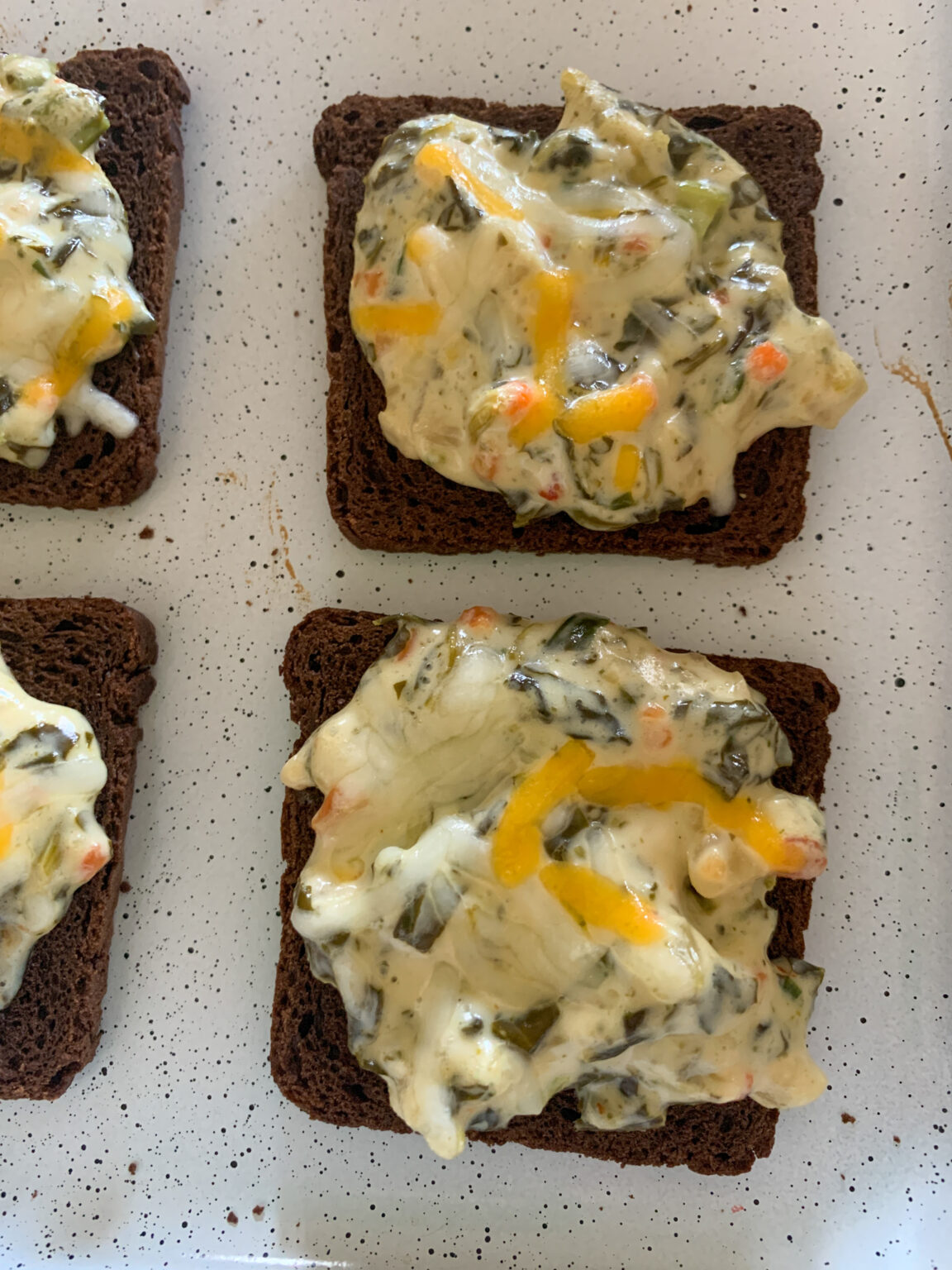 Easy Spinach Dip Toast Appetizers with Rye Bread