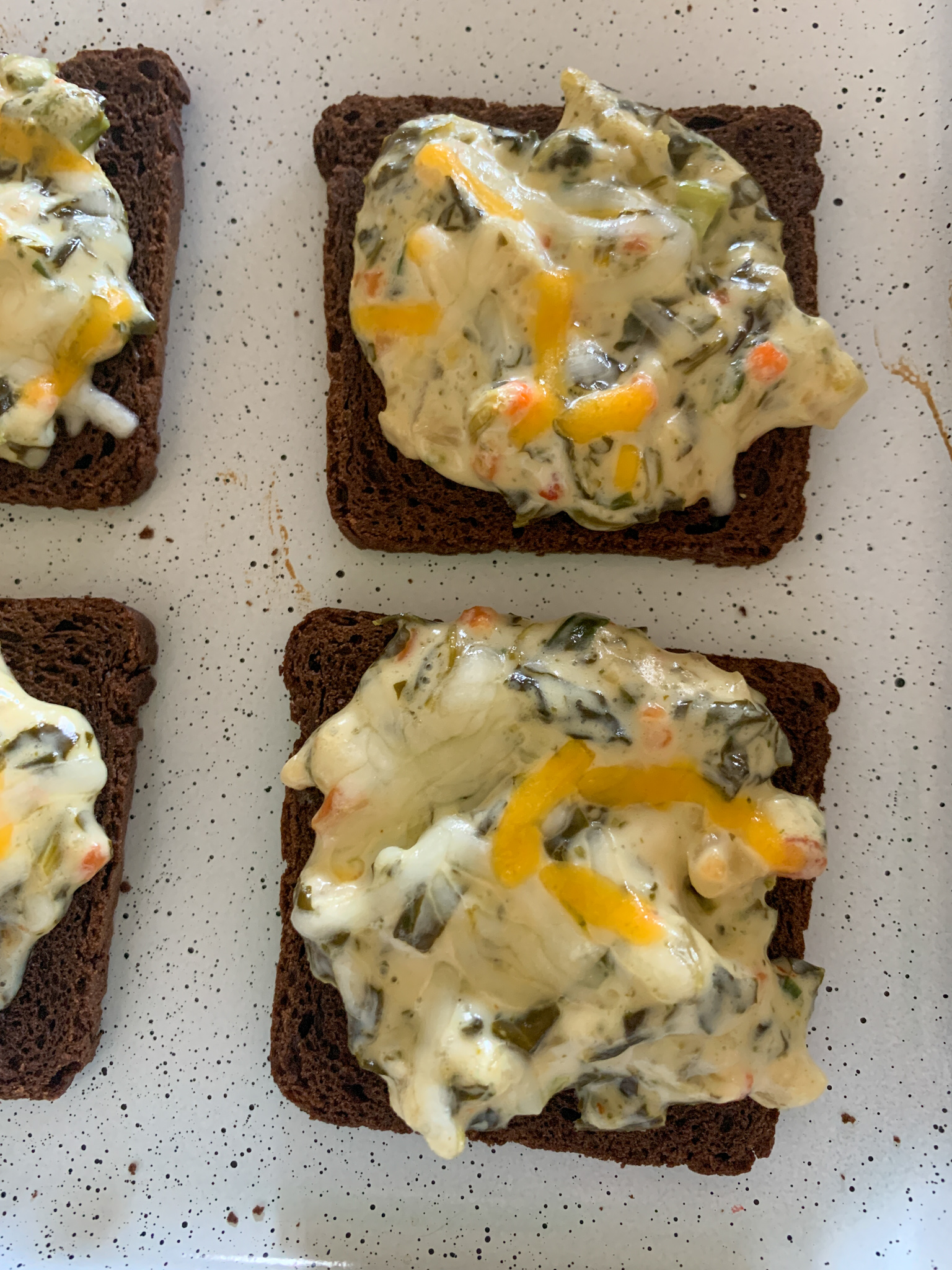 Easy Spinach Dip Toast Appetizers with Rye Bread