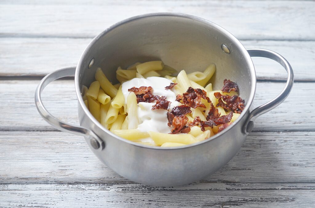 alfredo pasta with bacon in pot