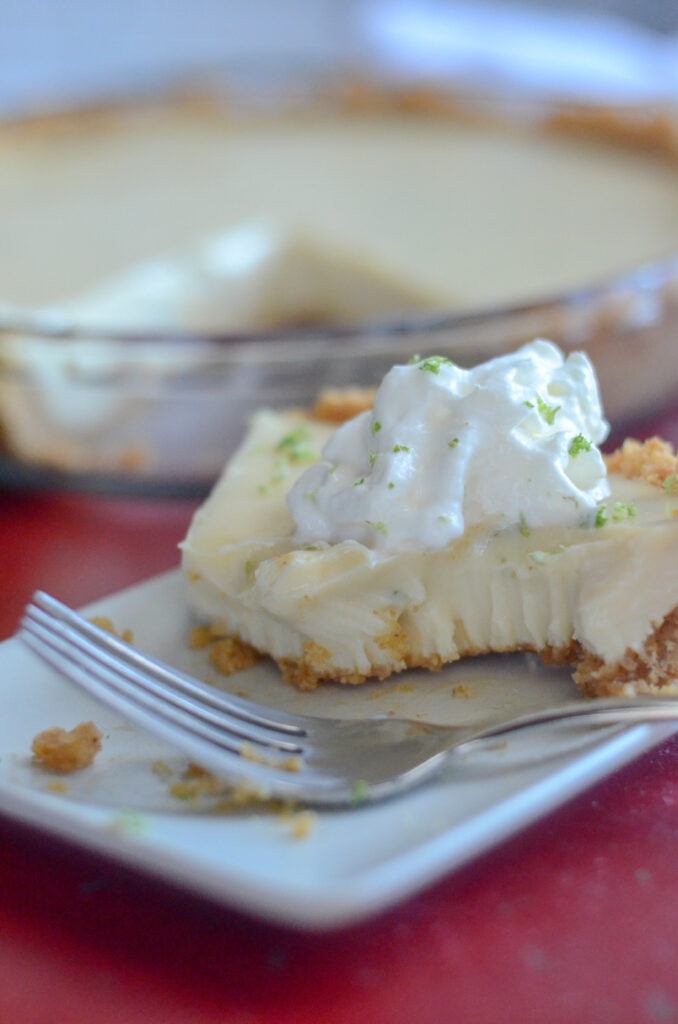 slice of pie from key lime pie receta on white plate with fork 