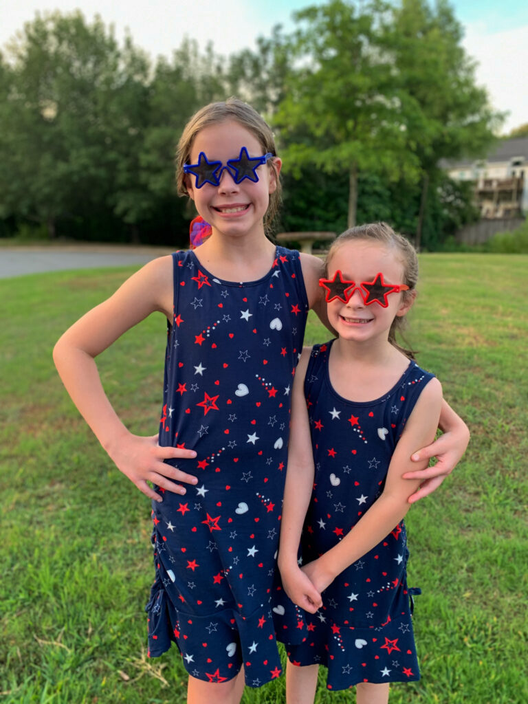 little girls wear girls patriotic outfits for July 4th