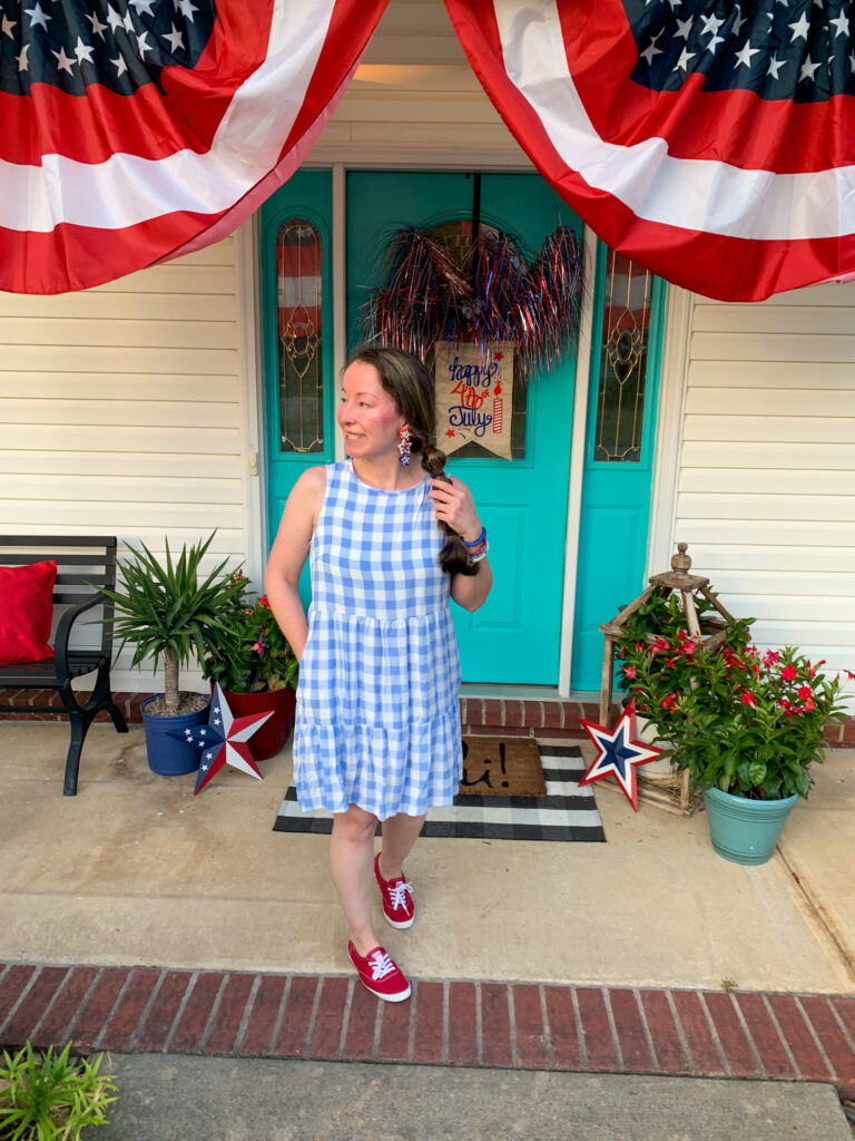 Arkansas blogger, Amy, wears July 4th outfits for woman in front of teal door