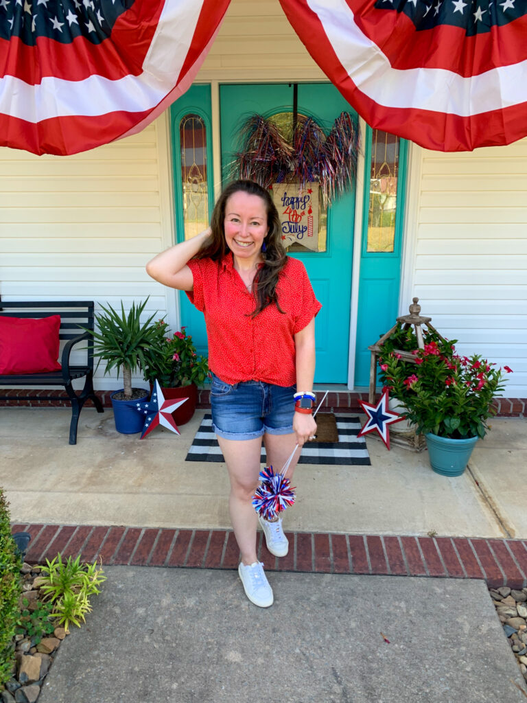 Arkansas lifestyle blogger, Amy, models July 4th outfits for women