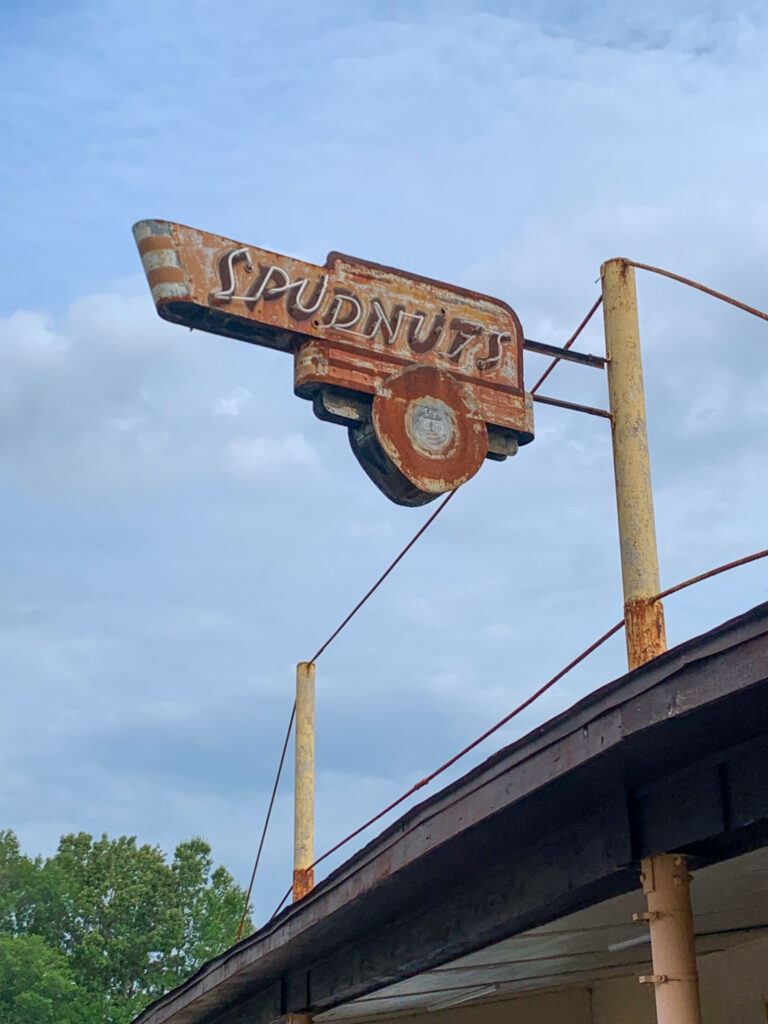 vintage Spudnuts sign in El Dorado, Arkansas on W. Faulkner Avenue