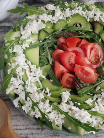 spinach arugula salad with tomatoes and feta on top