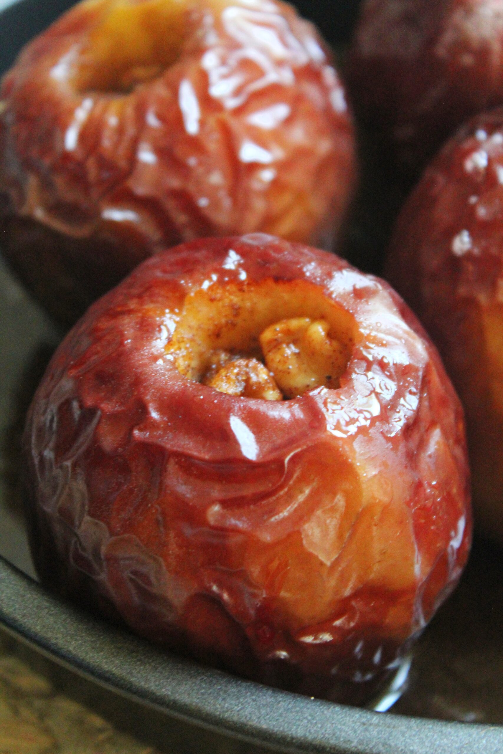 baked apples in oven baking pan