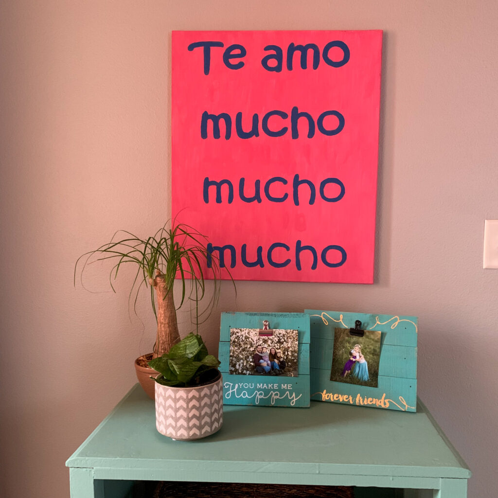 Te amo mucho mucho mucho sign with Valentine's plants in little girl's room