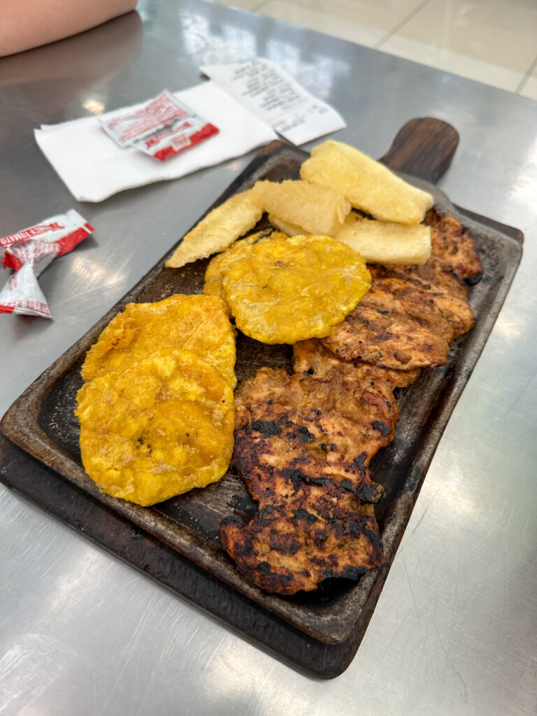 patacones con yuca frita y puerco en un plato