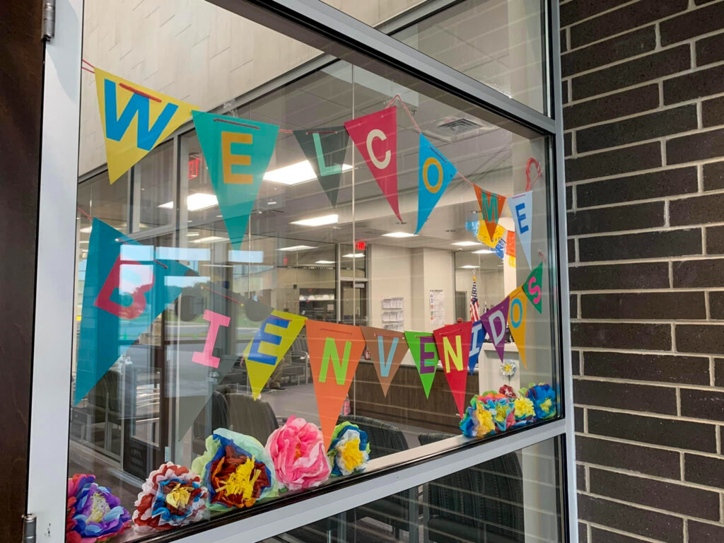 Welcome and Bienvenidos sign outside of school window