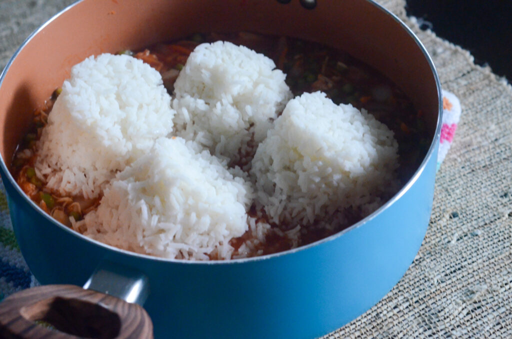 rice added to pot for Panamanian arroz con pollo