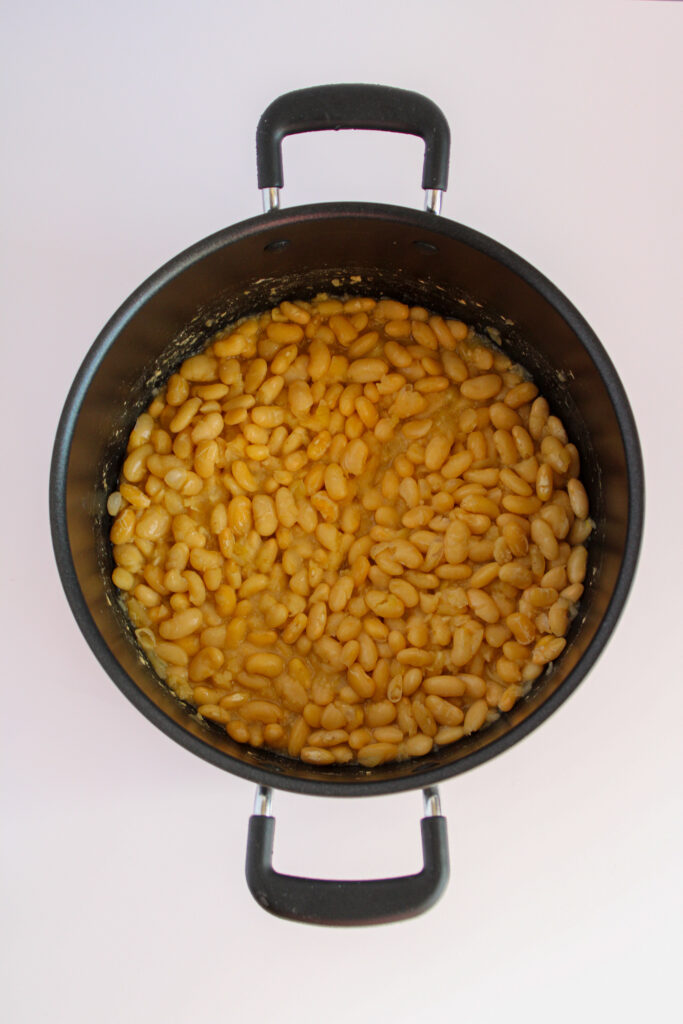 cooked white beans in black pot