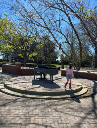 Arkansas tween blogger circles the piano man in Nashville itinerary for kids